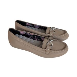 NWOT Avon Cushion Walk Slip-On Loafer Flats 9 Tan Silver Tone Buckle